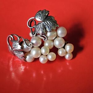 EUC Antique Akoya 4mm Pearl and Sterling Screwback Earrings with Stamp